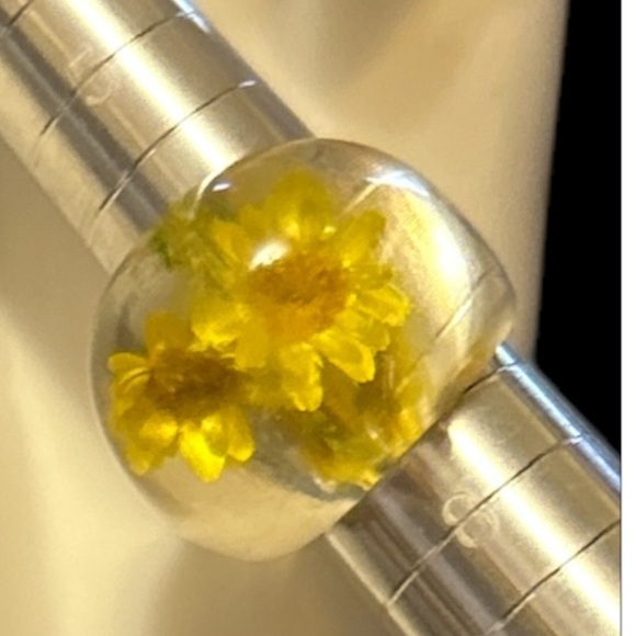 Vintage 70s LUCITE RING clear with Yellow Dried Daisy's Size 7 - Picture 12 of 16